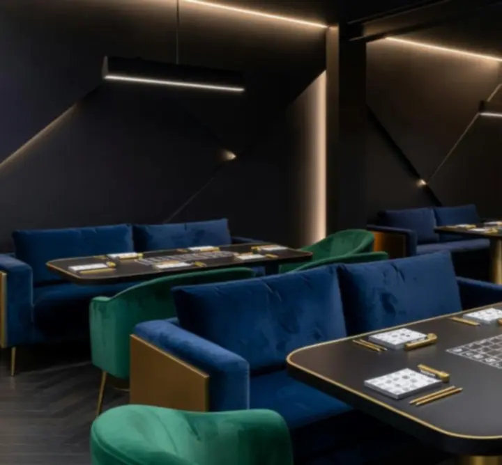 Cinematiczne wnętrze klubu bingo z miękkimi fotelami i eleganckim oświetleniem.